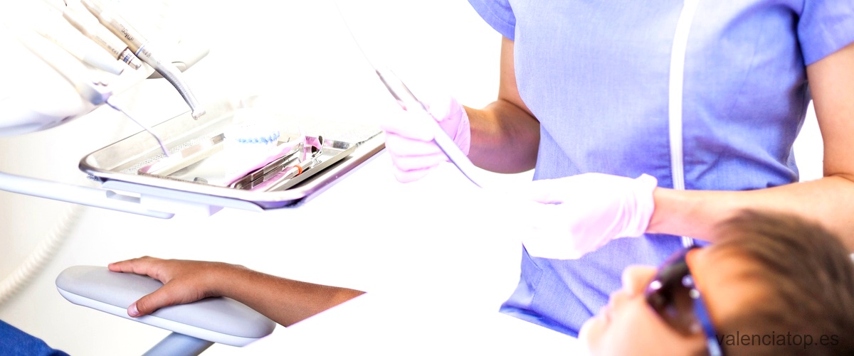 ¿Cuál es el procedimiento para colocar los implantes dentales?
